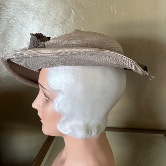 ENTRANCING 1930s\' TAUPE STRAW FEDORA WITH GROSGRAIN \